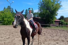 Uczestniczka wakacyjnej szkółki jeździeckiej na koniu