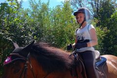 Uczestniczka wakacyjnej szkółki jeździeckiej na koniu